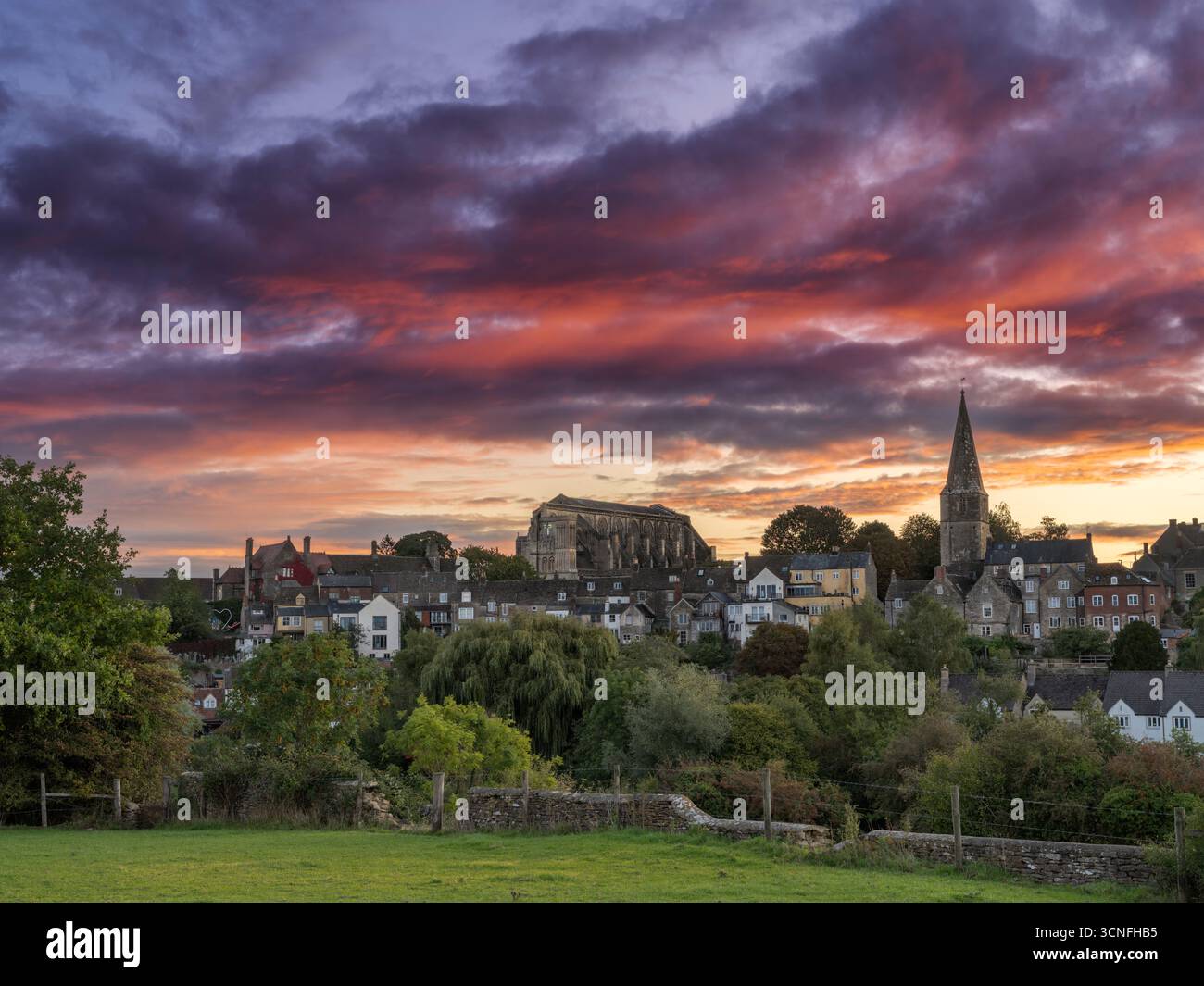 Dimanche 21 septembre 2025. Malmesbury, Wiltshire, Angleterre - les vents nocturnes forts s'atténuent avec un ciel coloré de l'aube au-dessus de la ville marchande de Malmesbury dans le Wiltshire. Crédit : Terry Mathews/Alamy Live News Banque D'Images