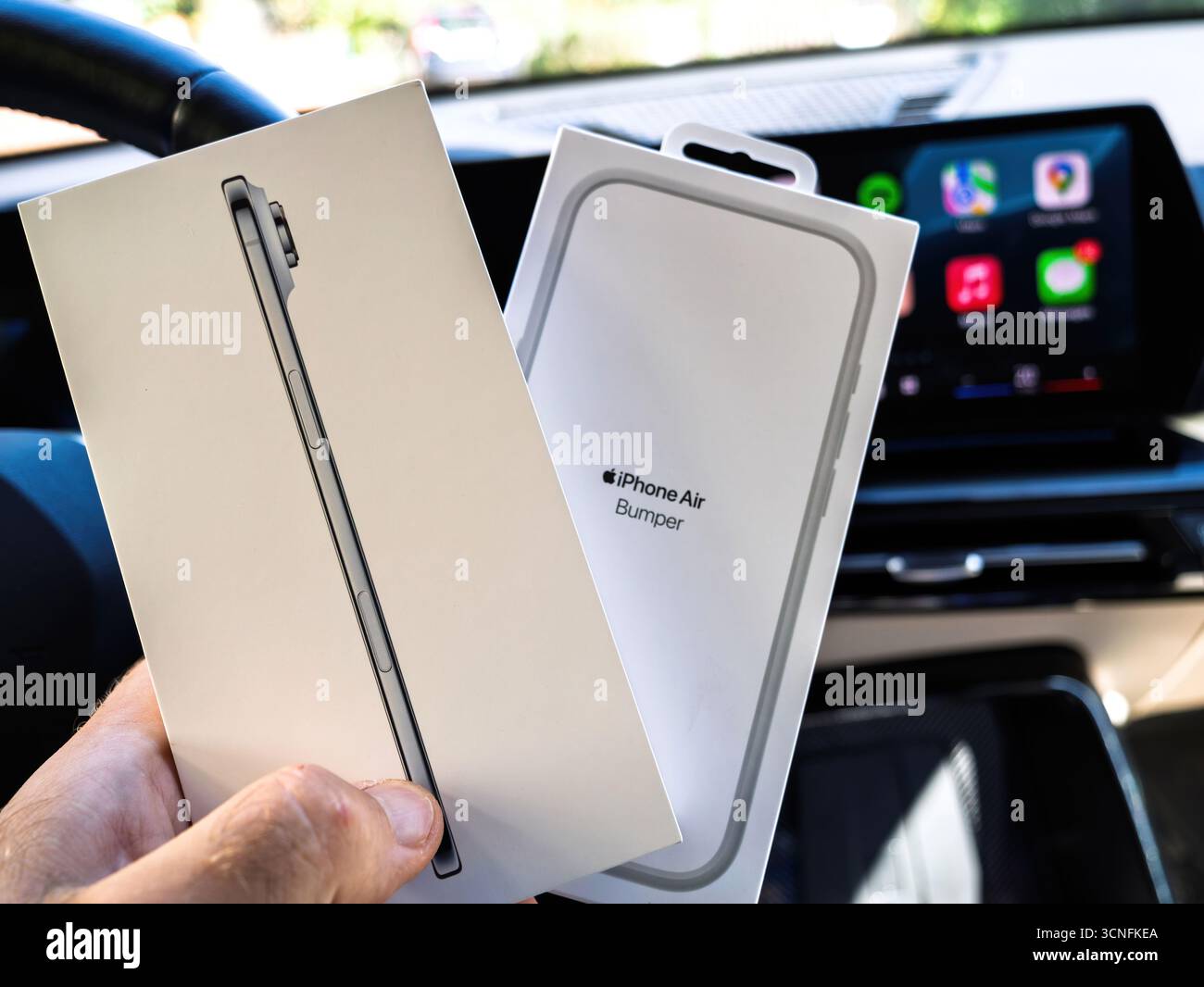 Paris, France - 19 septembre 2025 : gros plan de la main tenant la nouvelle boîte Apple iPhone Air à côté de l'emballage du pare-chocs Apple iPhone Air à l'intérieur de Modern Elect Banque D'Images