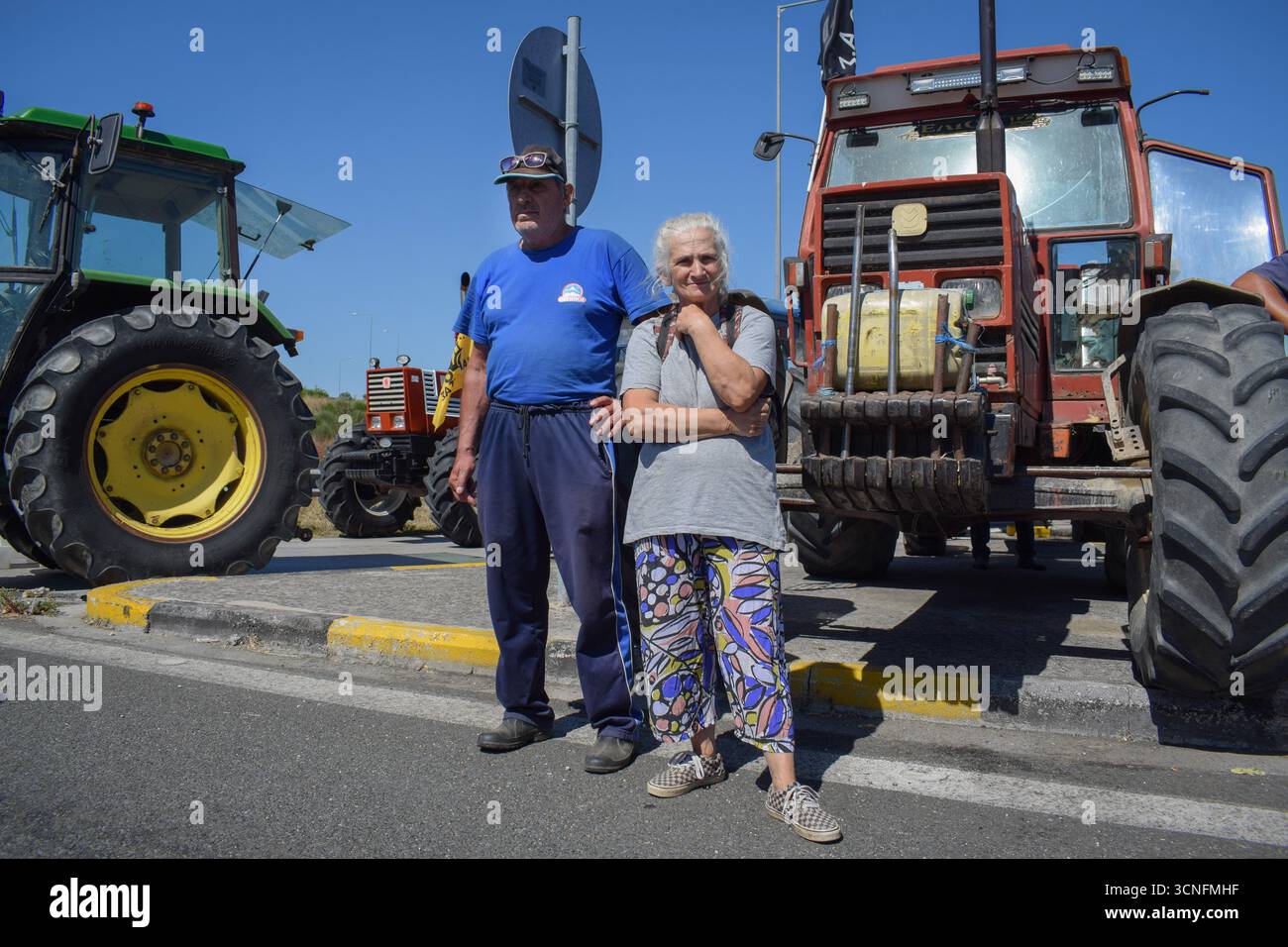 Karditsa, Thessalie, Grèce. 18 septembre 2025. Les agriculteurs se tiennent devant des tracteurs alignés pendant une démonstration. Les syndicats d'agriculteurs ont annoncé des mobilisations dans tout le pays face à la hausse des coûts et aussi pour dénoncer la fraude aux subventions de l'UE OPEKEPE (Agence hellénique des paiements et du contrôle agricoles). Crédit : Dimitris Aspiotis/Alamy Live News Banque D'Images
