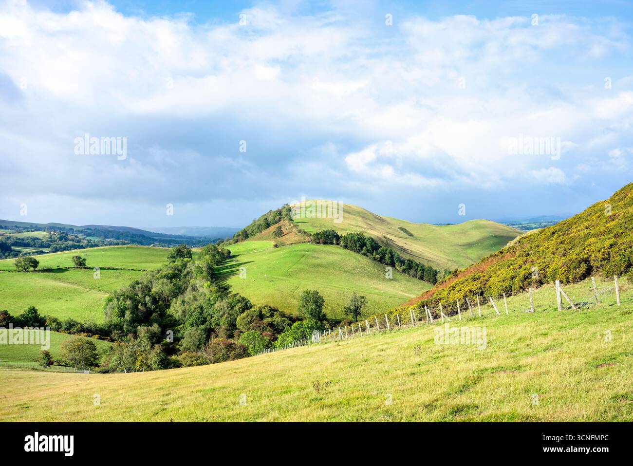 Paysage gallois sous ciel nuageux Banque D'Images