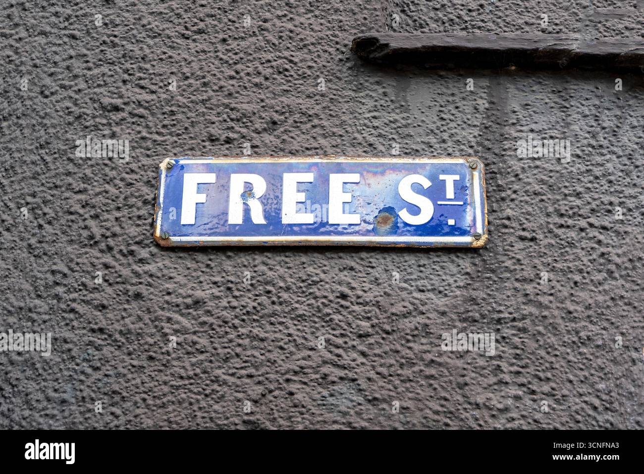 Vieux panneau de nom de Free Street en métal émaillé Banque D'Images