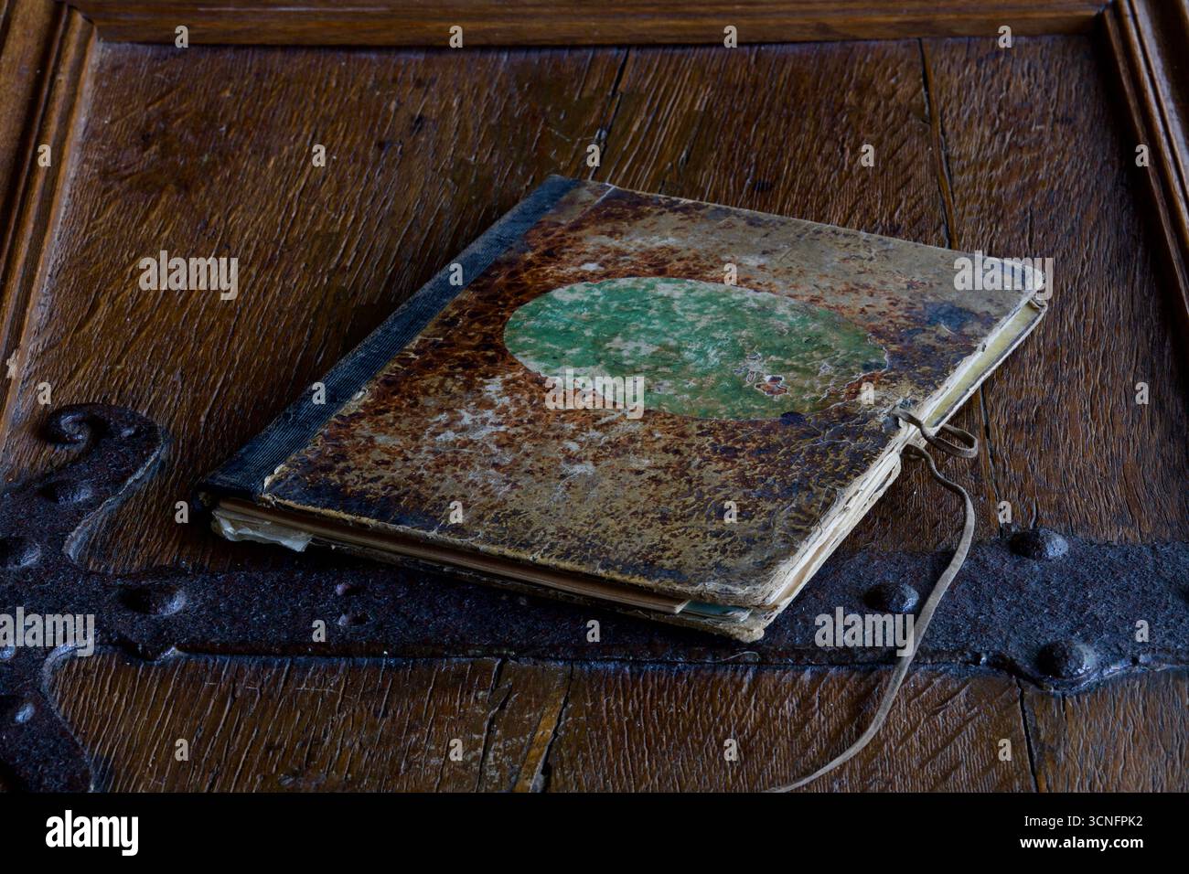 Un vieux livre sur un coffre antique. Banque D'Images