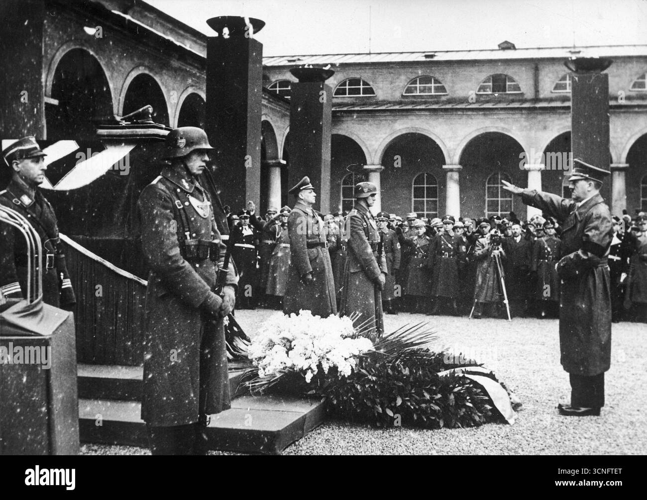 Adolf Hitler assiste aux funérailles du médecin en chef du IIIe Reich, Gerhard Wagner, à Munich, en 1939 Banque D'Images
