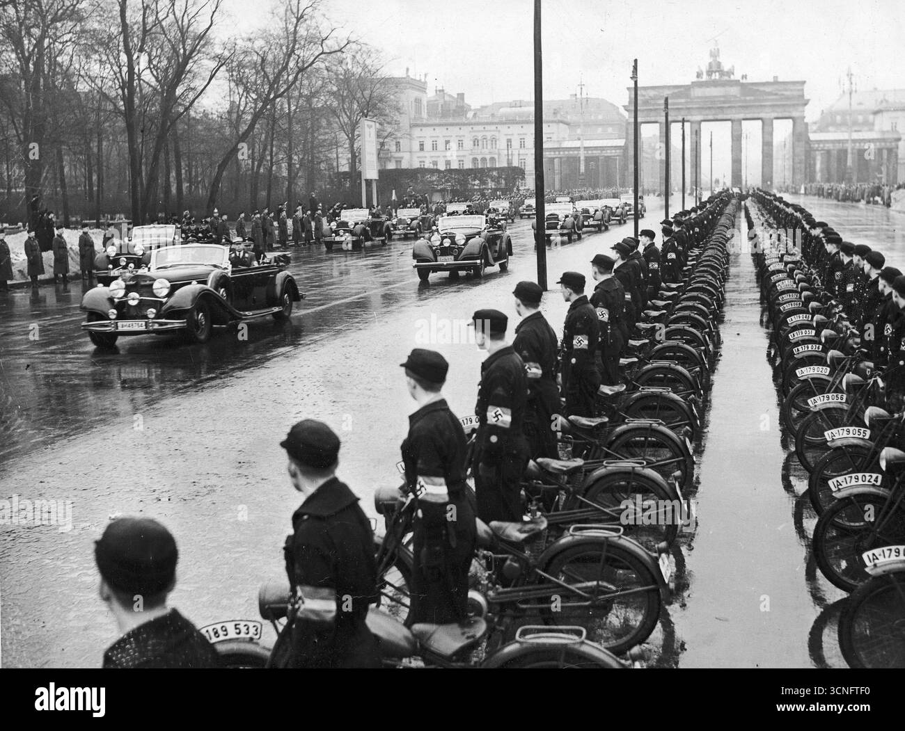 Adolf Hitler en route pour l'exposition internationale de l'automobile à Berlin. Checkpoint Charlie en arrière-plan. 1939 Banque D'Images