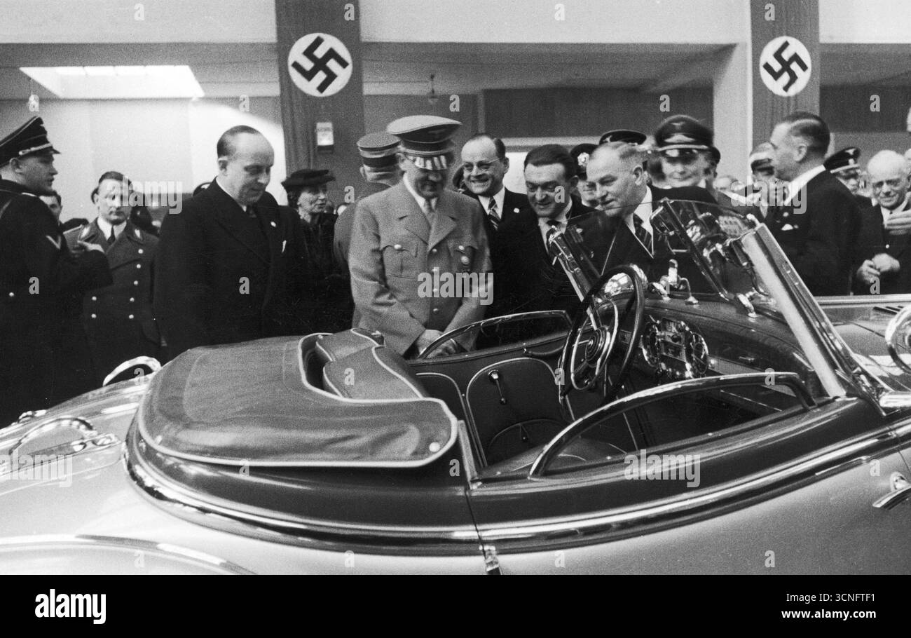 Adolf Hitler regardant un 1939 Horch 855 Special Roadster de Gläser, à l'exposition internationale de l'automobile de Berlin, 1939 Banque D'Images