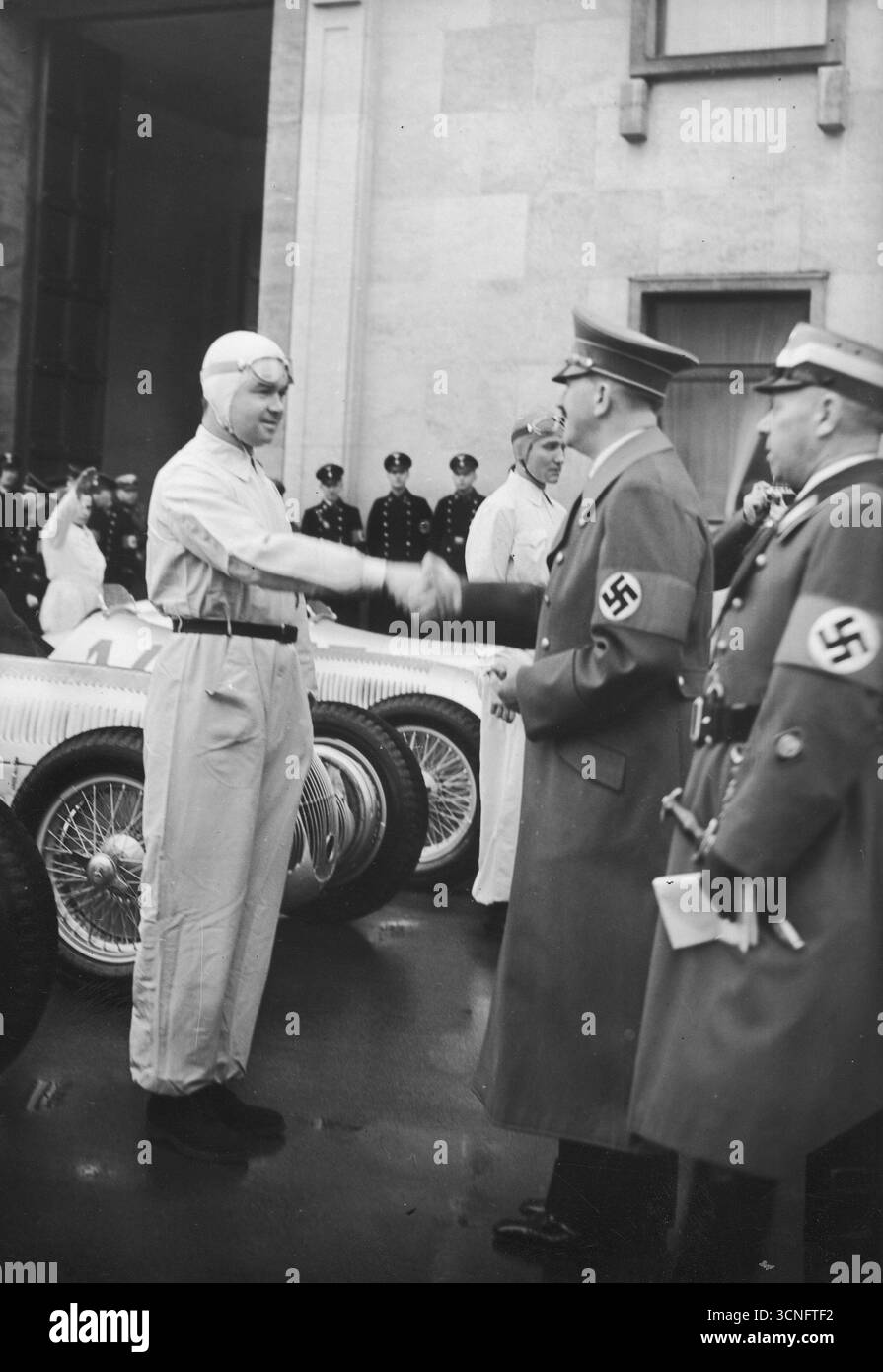 Adolf Hitler discute avec un pilote de course automobile à l'exposition internationale de Berlin, 1939 Banque D'Images
