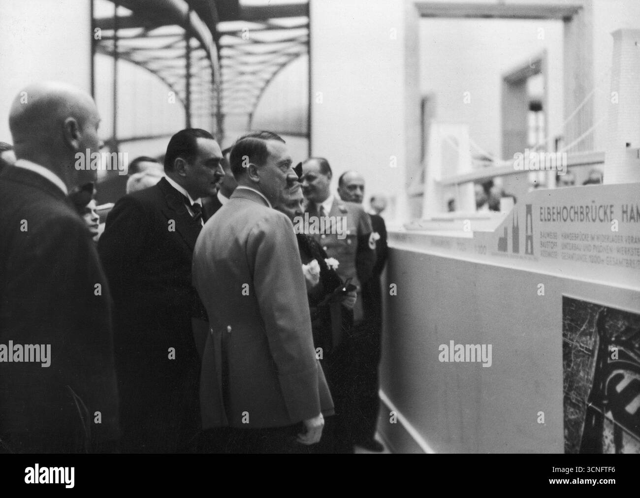 Milan Stojadinović (au milieu) avec sa femme Augusta et Adolf Hitler dans la Haus der Deutschen Kunst, 1939 Banque D'Images