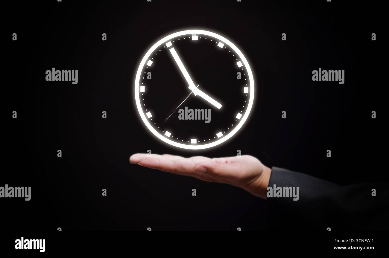 Image conceptuelle de l'horloge illuminée flottant au-dessus de la main de l'homme d'affaires, représentant la gestion efficace du temps, le contrôle, l'organisation des affaires, le planificateur Banque D'Images