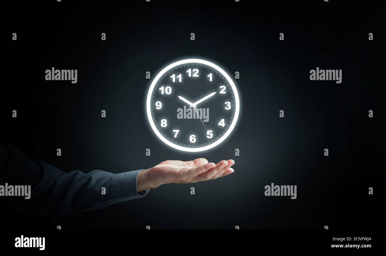 Horloge murale lumineuse au-dessus d'une main humaine, représentant le contrôle du temps, l'efficacité, la planification des affaires, l'équilibre du travail, et une stratégie efficace de gestion du temps. Banque D'Images