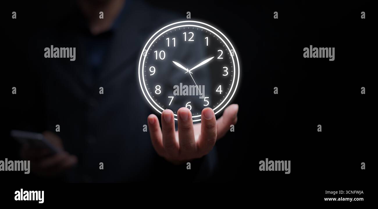 Image conceptuelle d'un homme en costume équilibrant l'horloge lumineuse, représentant la gestion efficace du temps, la prise de décision, le leadership, le succès des affaires, et w Banque D'Images