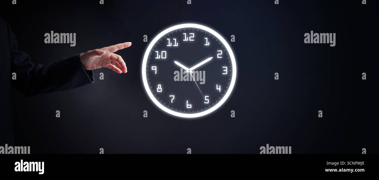 Image conceptuelle d'une main pointant vers une horloge brillante, représentant la prise de décision, le contrôle du temps, la stratégie d'entreprise, la gestion des ressources, et effet Banque D'Images
