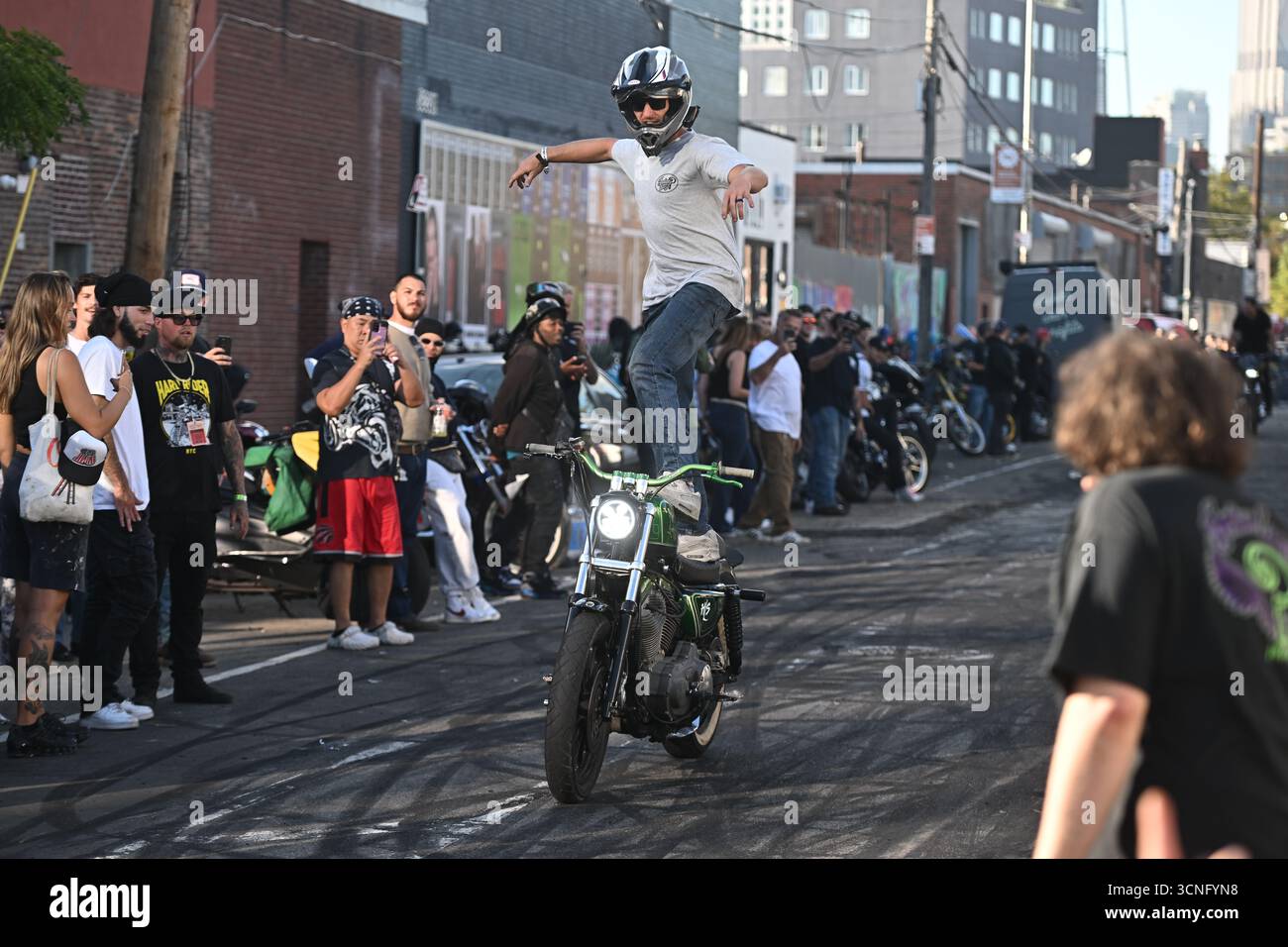 Les gens conduisent des motos lors de la 22e fête annuelle Indian Larry Block Party le 20 septembre 2025 dans le quartier de Williamsburg à Brooklyn, New York. Banque D'Images