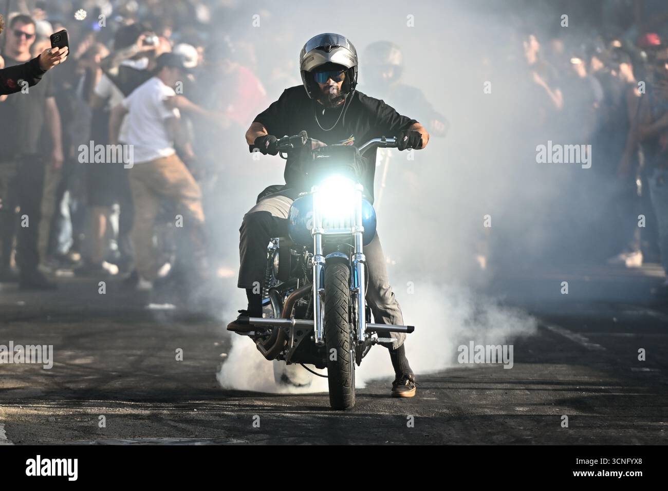 Les gens conduisent des motos lors de la 22e fête annuelle Indian Larry Block Party le 20 septembre 2025 dans le quartier de Williamsburg à Brooklyn, New York. Banque D'Images
