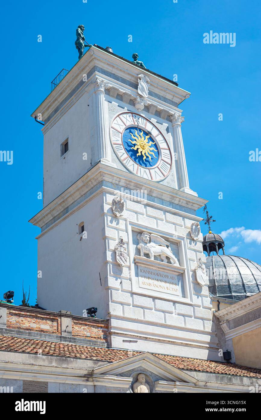 Torre Dell'orologio, célèbre tour d'horloge avec cadran solaire sur bâtiment blanc dans la ville d'Udine, Italie Banque D'Images
