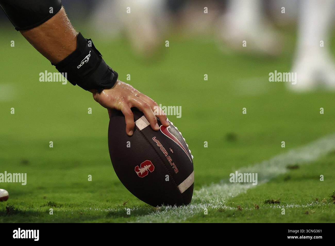 Charlottesville, va : le logo du Stanford Cardinal est affiché sur le football pendant les échauffements avant le match de la NCAA entre les cavaliers de Virginie et les Cardinal de Stanford le samedi 20 septembre 2025 au Scott Stadium. Les cavaliers battent le Cardinal 48-20. (Steve Prakope/image du sport) Banque D'Images