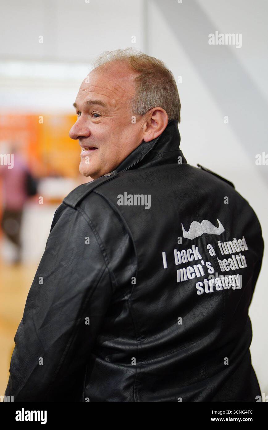 Le leader des libéraux démocrates Sir Ed Davey modèle une veste Movember caritative pour la santé masculine lors de la conférence d'automne de son parti, au Centre de conférences de Bournemouth dans le Dorset. Date de la photo : dimanche 21 septembre 2025. Banque D'Images Le leader des libéraux démocrates Sir Ed Davey modèle une veste Movember caritative pour la santé masculine lors de la conférence d'automne de son parti, au Centre de conférences de Bournemouth dans le Dorset. Date de la photo : dimanche 21 septembre 2025. Banque D'Images
