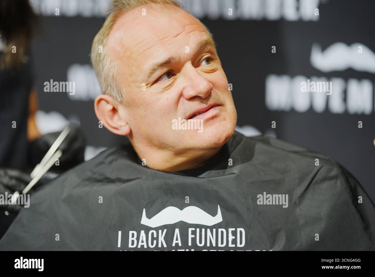 Le leader des libéraux démocrates Sir Ed Davey visite le stand Movember lors de la conférence d'automne de son parti, au Centre de conférences de Bournemouth dans le Dorset. Date de la photo : dimanche 21 septembre 2025. Banque D'Images Le leader des libéraux démocrates Sir Ed Davey visite le stand Movember lors de la conférence d'automne de son parti, au Centre de conférences de Bournemouth dans le Dorset. Date de la photo : dimanche 21 septembre 2025. Banque D'Images