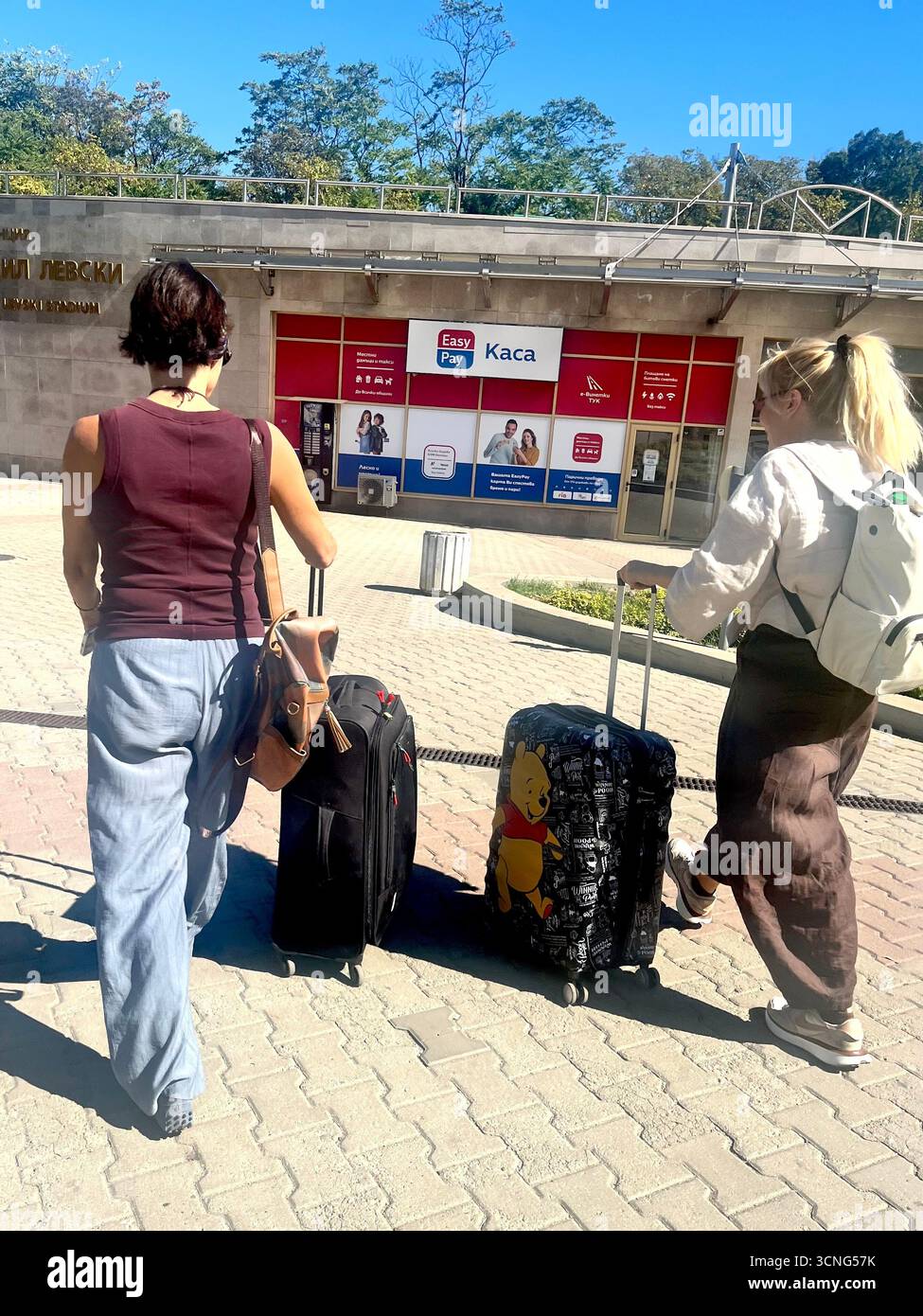 Femmes touristes avec des valises à Sofia Bulgarie, Europe de l'est, Balkans, UE - Image de stock capturée avec un smartphone