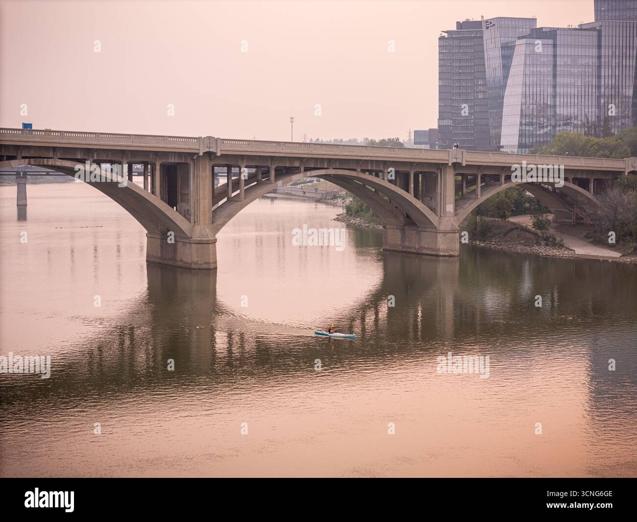Vue aérienne du centre-ville de Saskatoon, Saskatchewan, avec de la fumée de feu de forêt qui brumise la ligne d'horizon et la vallée de la rivière. Banque D'Images
