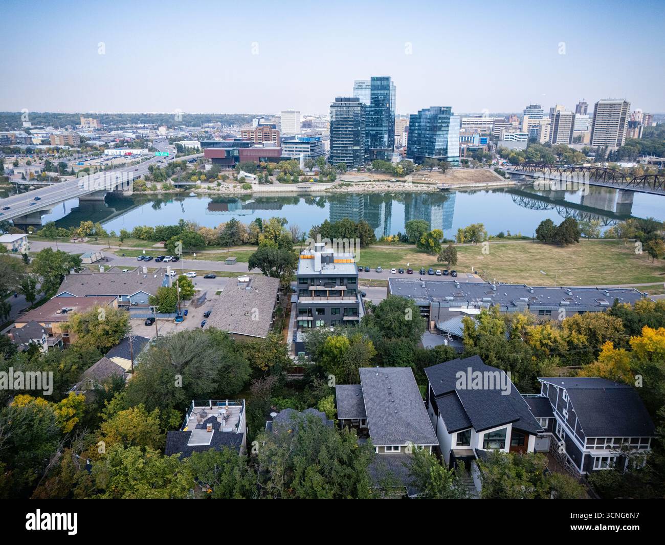 Vue aérienne de jour du centre-ville de Saskatoon (Saskatchewan), avec vue sur les gratte-ciel de la ville, la rivière et les ponts. Banque D'Images