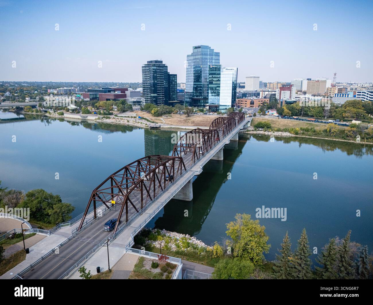 Vue aérienne de jour du centre-ville de Saskatoon (Saskatchewan), avec vue sur les gratte-ciel de la ville, la rivière et les ponts. Banque D'Images