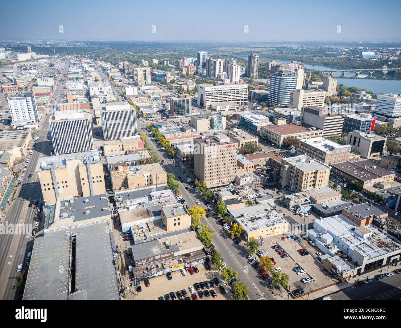Vue aérienne de jour du centre-ville de Saskatoon (Saskatchewan), avec vue sur les gratte-ciel de la ville, la rivière et les ponts. Banque D'Images