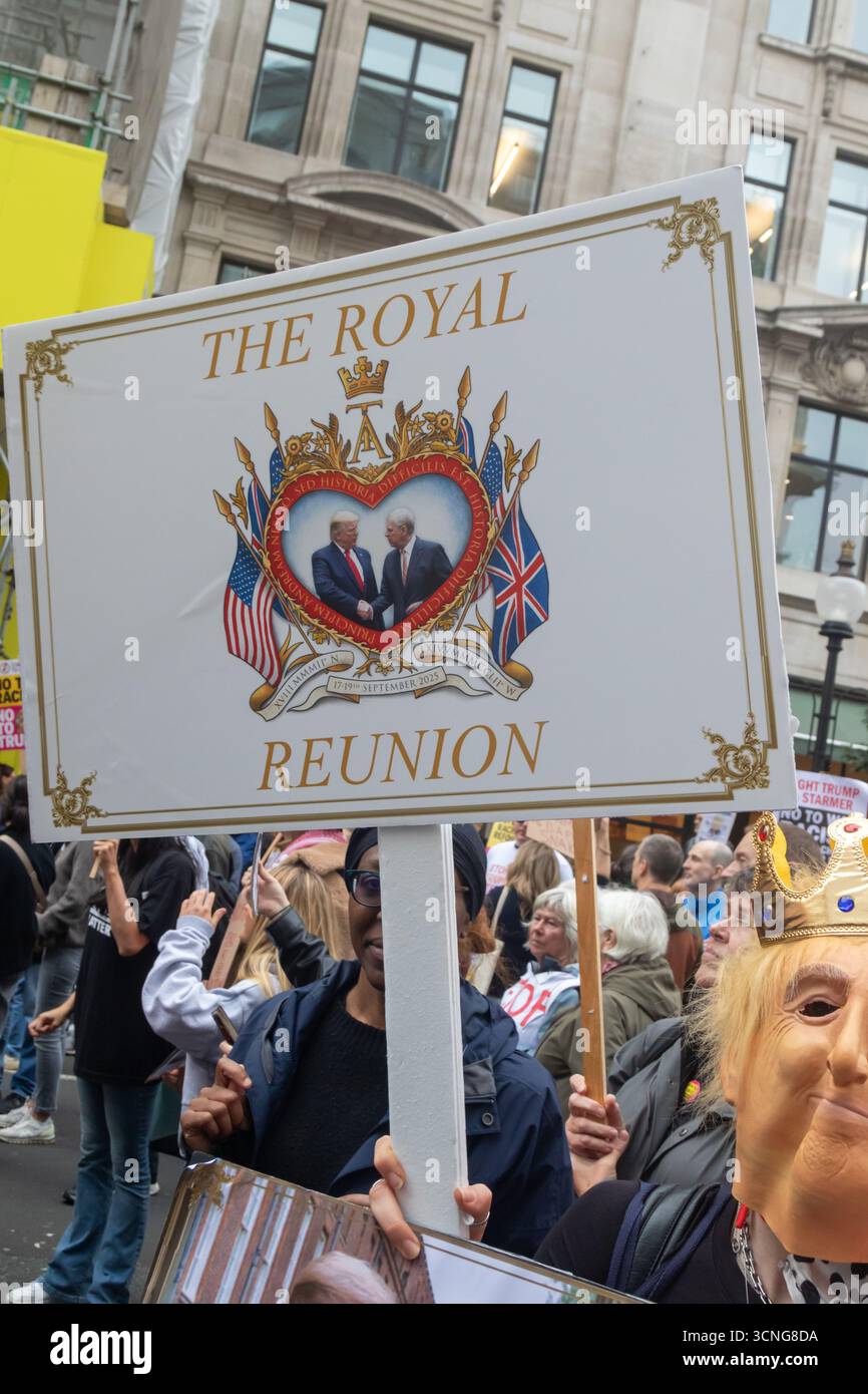 Londres, Royaume-Uni, 17 septembre 2025 : la marche de la Coalition Stop Trump dans le centre de Londres. Un manifestant tient une pancarte indiquant une renuion royale Banque D'Images