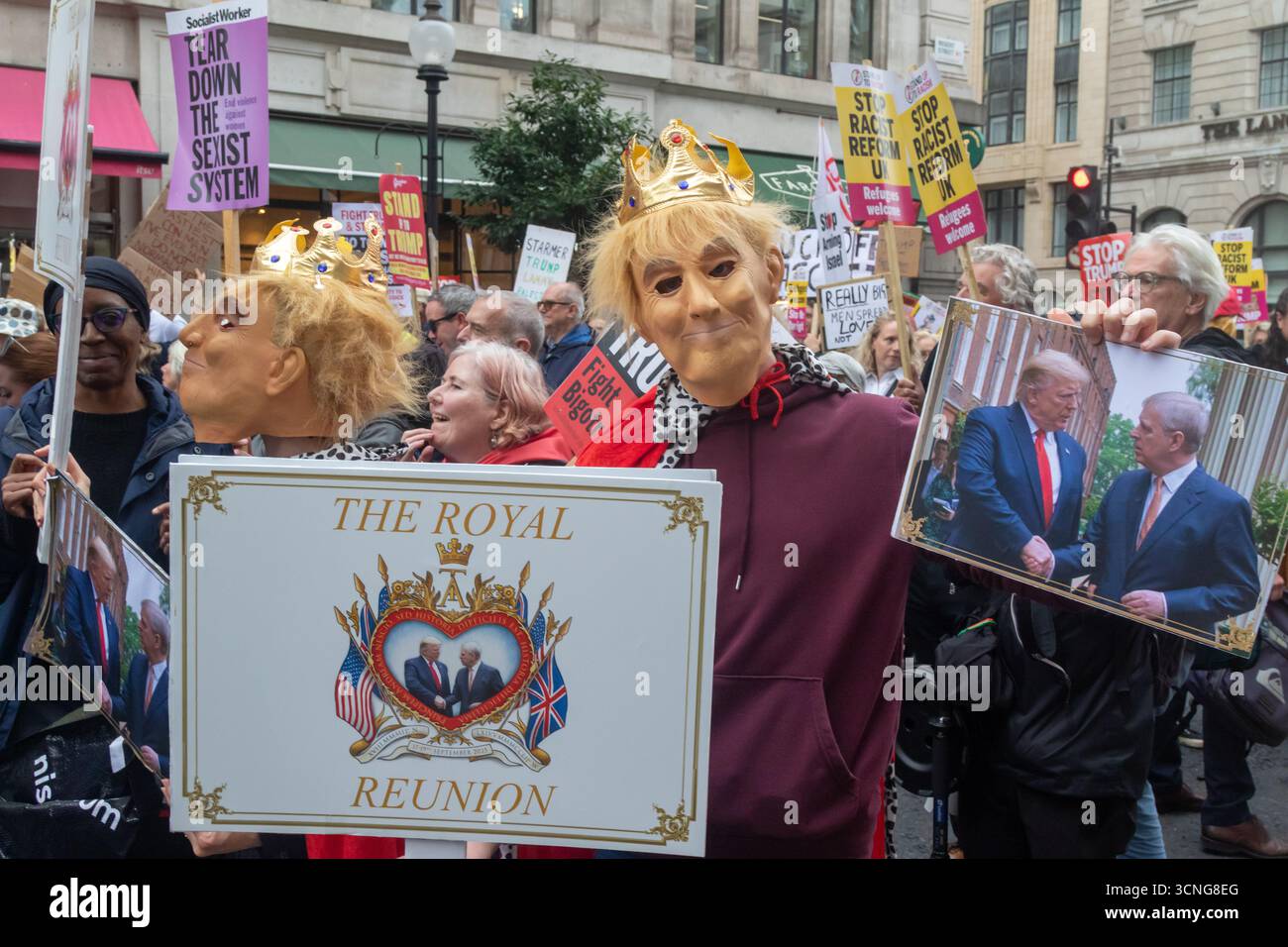 Londres, Royaume-Uni, 17 septembre 2025 : la marche de la Coalition Stop Trump dans le centre de Londres. Un manifestant tient une pancarte indiquant une renuion royale Banque D'Images