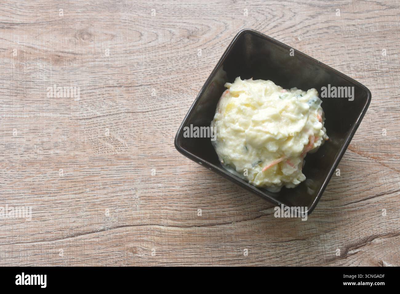 purée de pommes de terre cuite au four avec salade d'œufs durs sauce japonaise sur bol Banque D'Images