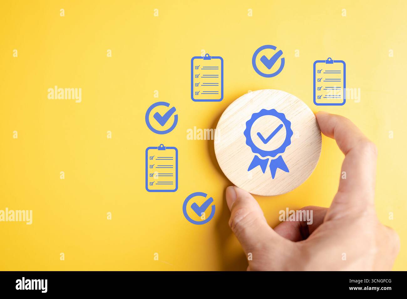 Concept de vérification de la conformité et d'assurance de la qualité avec certificat d'approbation, symboles de liste de contrôle et validation des documents, représentant l'audit, regul Banque D'Images