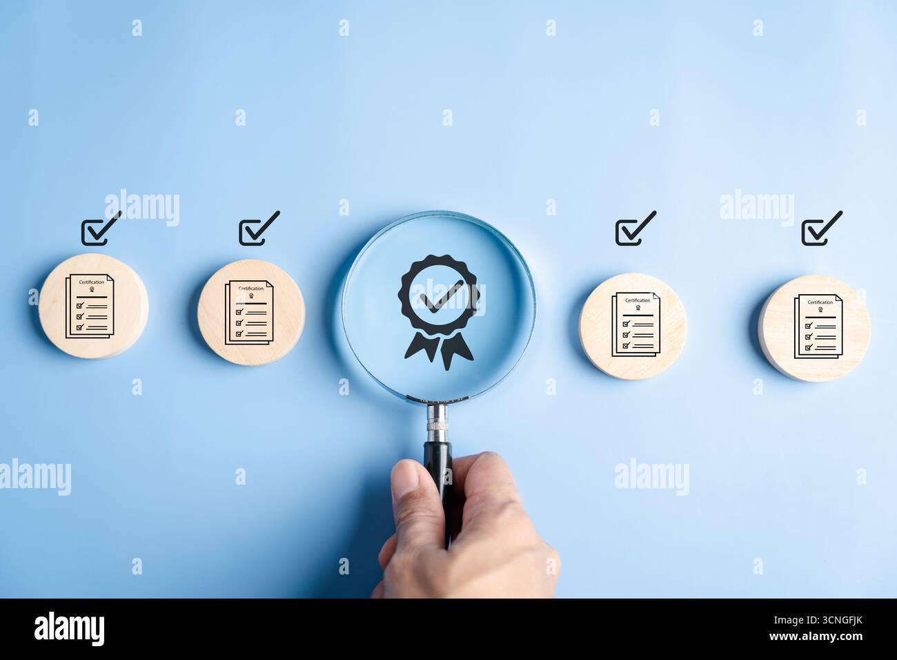 Formulaire de document de certificat enquête avec icônes de liste de contrôle et marque d'approbation, processus de certification Banque D'Images