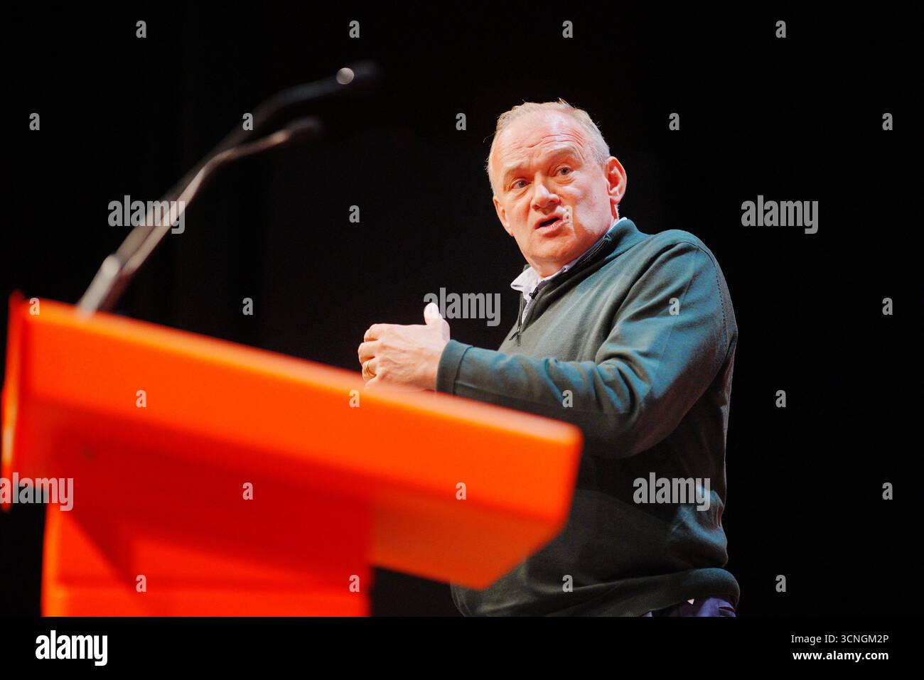Le leader des libéraux démocrates Sir Ed Davey prononce un discours lors de la conférence d'automne de son parti, au Centre de conférences de Bournemouth dans le Dorset. Date de la photo : dimanche 21 septembre 2025. Banque D'Images Le leader des libéraux démocrates Sir Ed Davey prononce un discours lors de la conférence d'automne de son parti, au Centre de conférences de Bournemouth dans le Dorset. Date de la photo : dimanche 21 septembre 2025. Banque D'Images