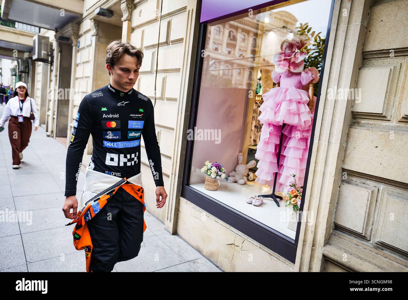 PIASTRI Oscar (aus), McLaren F1 Team MCL39, portrait marchant dans les rues après son accident au premier tour lors du Grand Prix de formule 1 Qatar Airways Azerbaïdjan 2025, 17e tour du Championnat du monde FIA de formule 1 2025 du 19 au 21 septembre 2025 sur le circuit de Bakou City, Bakou, Azerbaïdjan - photo Florent Gooden/DPPI crédit : DPPI Media/Alamy Live News Banque D'Images