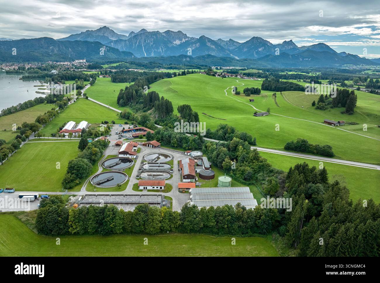 Photo aérienne d'une station d'épuration des eaux usées au lac Forgensee , est d'Allgaeu, Bavière, Allemagne Banque D'Images