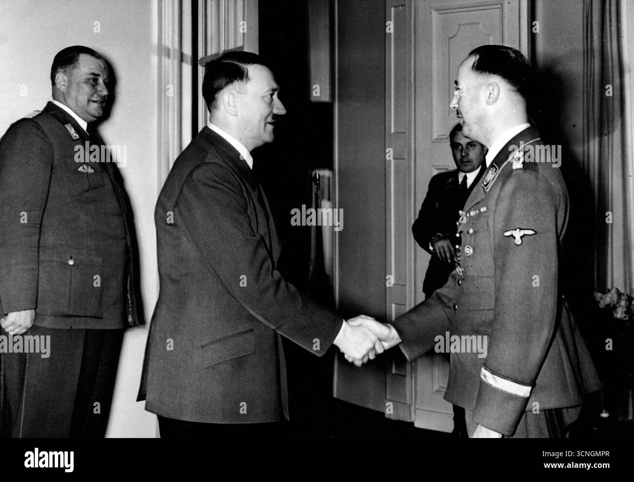 Adolf Hitler (à gauche) accepte les vœux d'anniversaire de Heinrich Himmler. 1940 Banque D'Images
