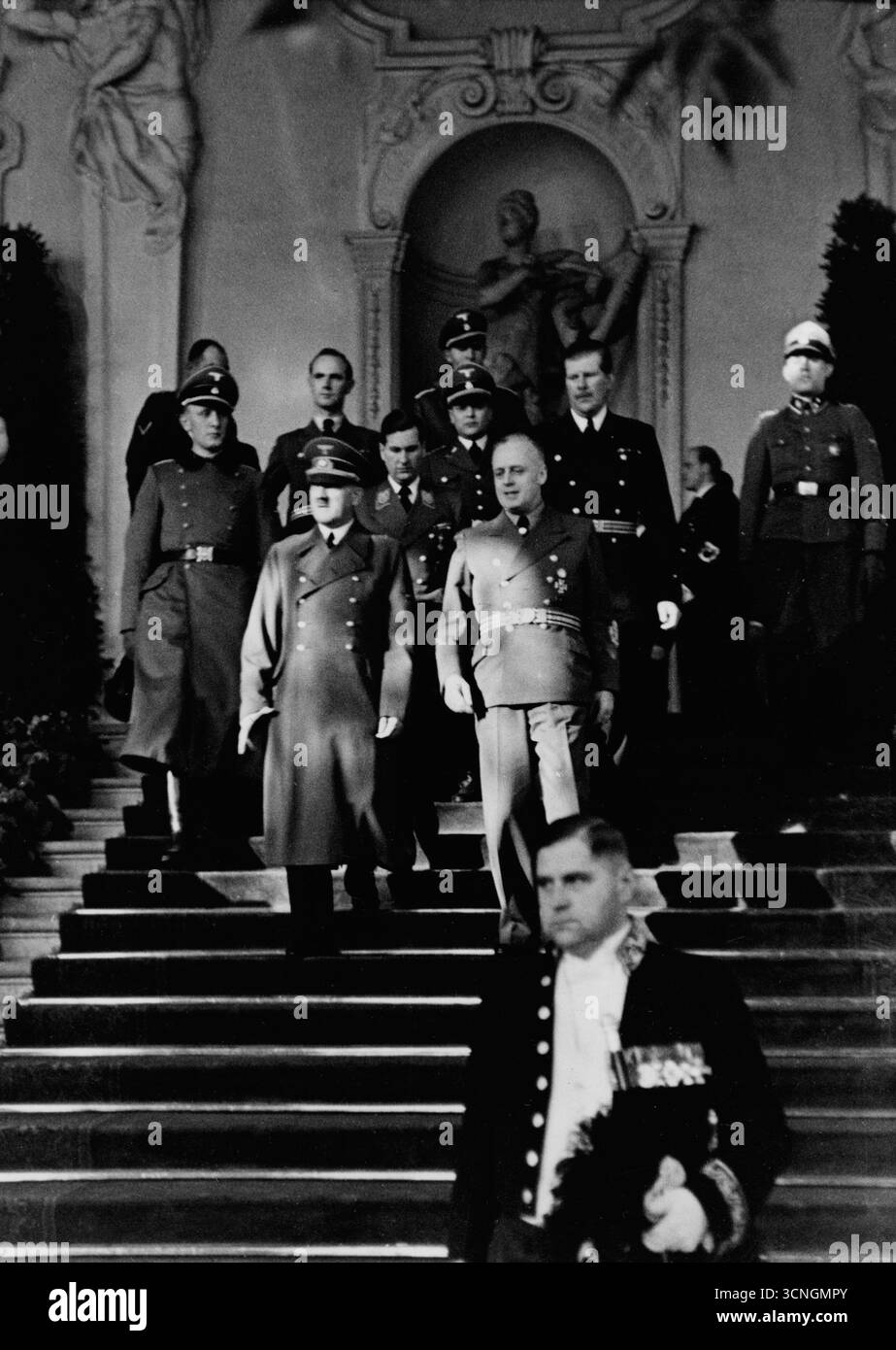Adolf Hitler quitte le palais du Belvédère à Vienne après que la Hongrie ait adhéré au Pacte tripartite. Visibles à côté d'Adolf Hitler sont, entre autres, Joachim von Ribbentrop (à droite) et Baldur von Schirach - 1940 Banque D'Images