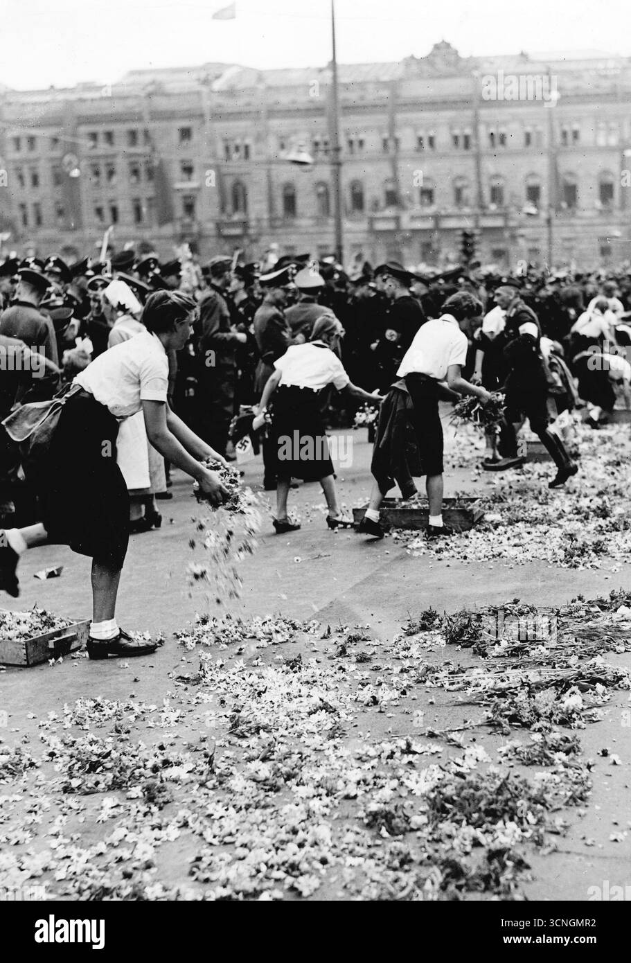 Les filles de l'Association des filles allemandes (BDM) dispersent des fleurs sur la route où passera Adolf Hitler, 1940 Banque D'Images