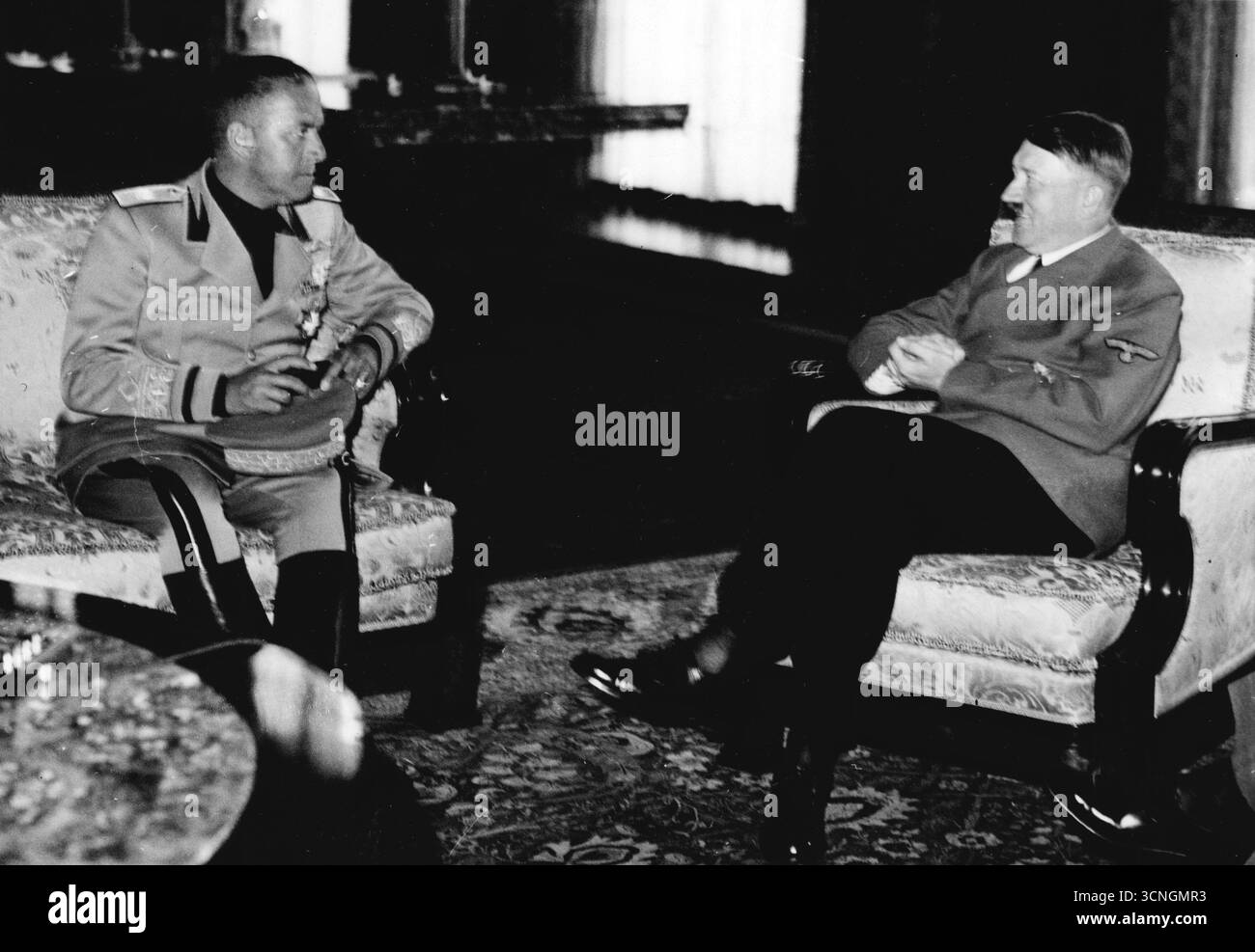 Le ministre italien des Affaires étrangères Galeazzo Ciano (à gauche) et Adolf Hitler lors d'une conversation, 1940 Banque D'Images