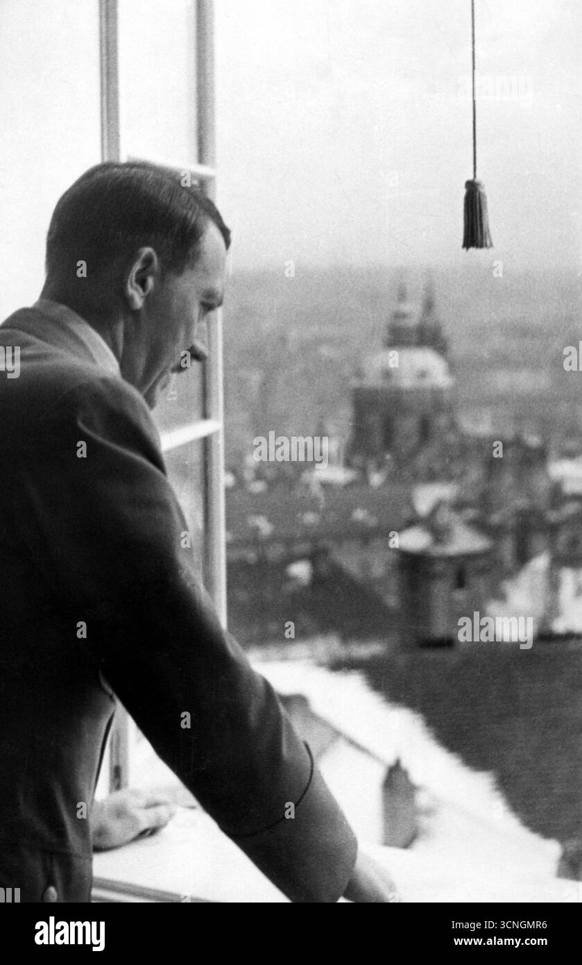 Le chef du troisième Reich, Adolf Hitler, lors de sa première visite au château de Prague. 1940 Banque D'Images