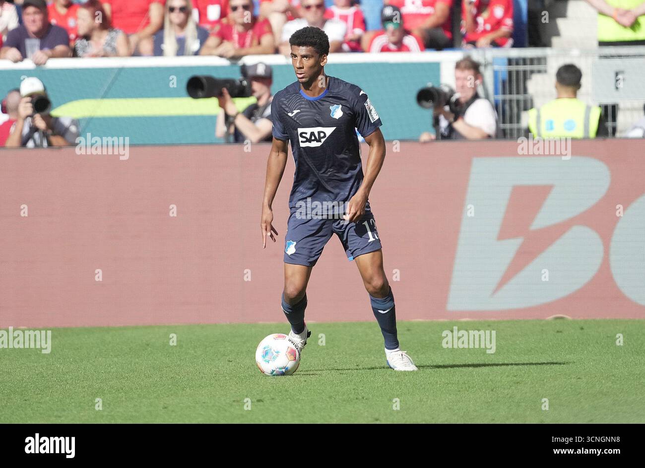Sinsheim, Deutschland. 20 septembre 2025. 20/09/2025, PreZero Arena, Sinsheim, GER, 1.FBL, TSG Hoffenheim vs FC Bayern Munich, in the Picture Bernardo (Hoffenheim) la réglementation DFL interdit toute utilisation de photographies comme séquences d'images et/ou quasi-vidéo. Crédit : dpa/Alamy Live News Banque D'Images