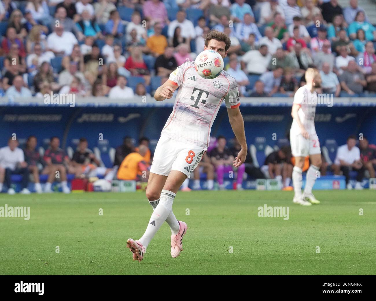 Sinsheim, Deutschland. 20 septembre 2025. 20/09/2025, PreZero Arena, Sinsheim, GER, 1.FBL, TSG Hoffenheim vs FC Bayern Munich, dans la photo Leon Goretzka (Munich) la réglementation DFL interdit toute utilisation de photographies comme séquences d'images et/ou quasi-vidéo. Crédit : dpa/Alamy Live News Banque D'Images