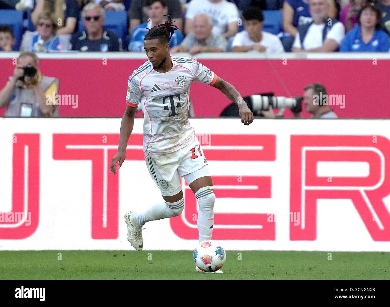 Sinsheim, Deutschland. 20 septembre 2025. 20/09/2025, PreZero Arena, Sinsheim, GER, 1.FBL, TSG Hoffenheim vs FC Bayern Munich, dans la photo Michael Olise (Munich) la réglementation DFL interdit toute utilisation de photographies comme séquences d'images et/ou quasi-vidéo. Crédit : dpa/Alamy Live News Banque D'Images