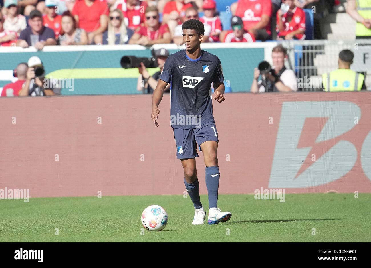 Sinsheim, Deutschland. 20 septembre 2025. 20/09/2025, PreZero Arena, Sinsheim, GER, 1.FBL, TSG Hoffenheim vs FC Bayern Munich, in the Picture Bernardo (Hoffenheim) la réglementation DFL interdit toute utilisation de photographies comme séquences d'images et/ou quasi-vidéo. Crédit : dpa/Alamy Live News Banque D'Images