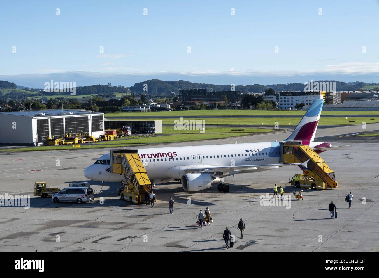 Passagers embarquant sur un Airbus A320-214 de la compagnie aérienne Eurowings à l'aéroport de Salzbourg, Autriche Banque D'Images