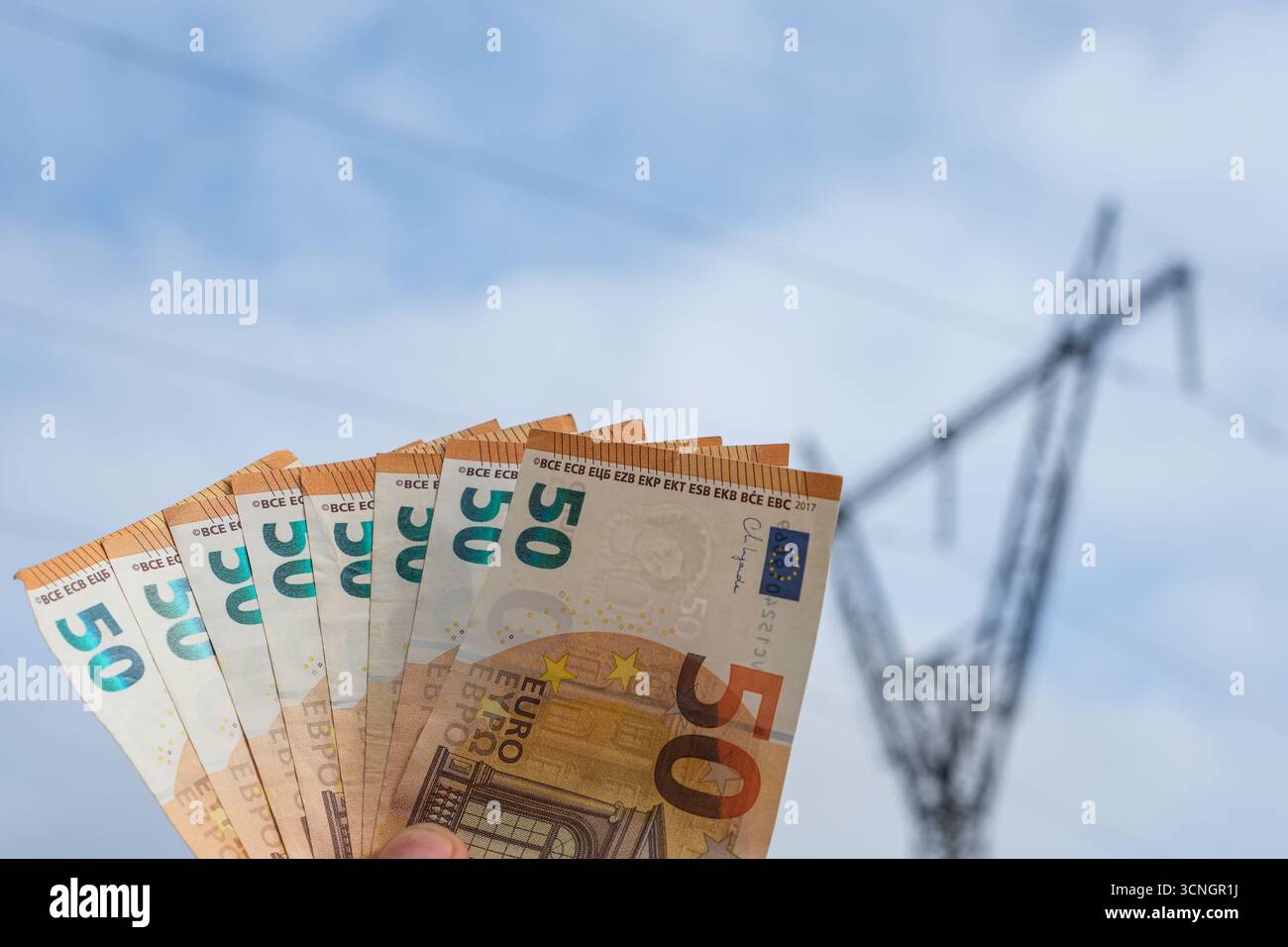 Billets en euros contre la tour de transmission. Fond de ciel bleu. Copier l'espace. Banque D'Images