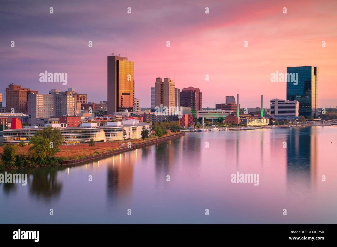 Toledo, Ohio, États-Unis. Image de paysage urbain aérien du centre-ville de Toledo, Ohio avec reflet de la ligne d'horizon dans le calme fleuve Maumee au magnifique lever du soleil d'automne. Banque D'Images