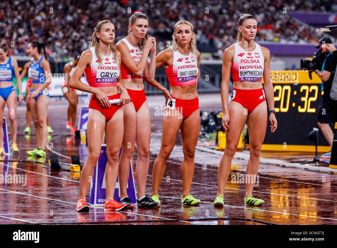 Tokyo, Japon. 21 septembre 2025. Équipe de Pologne, Anna Gryc et Alicja Wrona-Kutrzepa et Justyna Święty-Ersetic et Natalia Bukowiecka s'occupe après avoir participé à la finale du relais 4x400 mètres féminin lors des Championnats du monde d'athlétisme Tokyo 2025 du jour 9 au stade national du Japon le 21 septembre 2025 à Tokyo, Japon. (Crédit : Marcel ter bals/MTB-photo/Alamy Live News) Banque D'Images