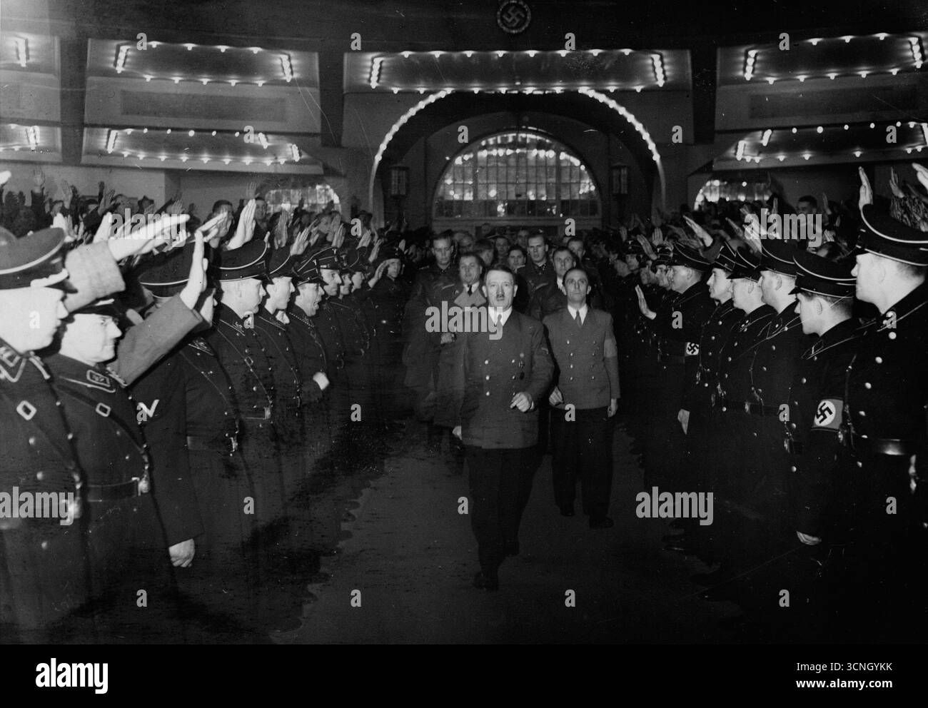 Seconde Guerre mondiale – Berlin. Célébration du 8e anniversaire de l'arrivée au pouvoir d'Adolf Hitler. Adolf Hitler et Joseph Goebbels traversent une file d'officiers au Palais des Sports de Berlin, 1941 Banque D'Images