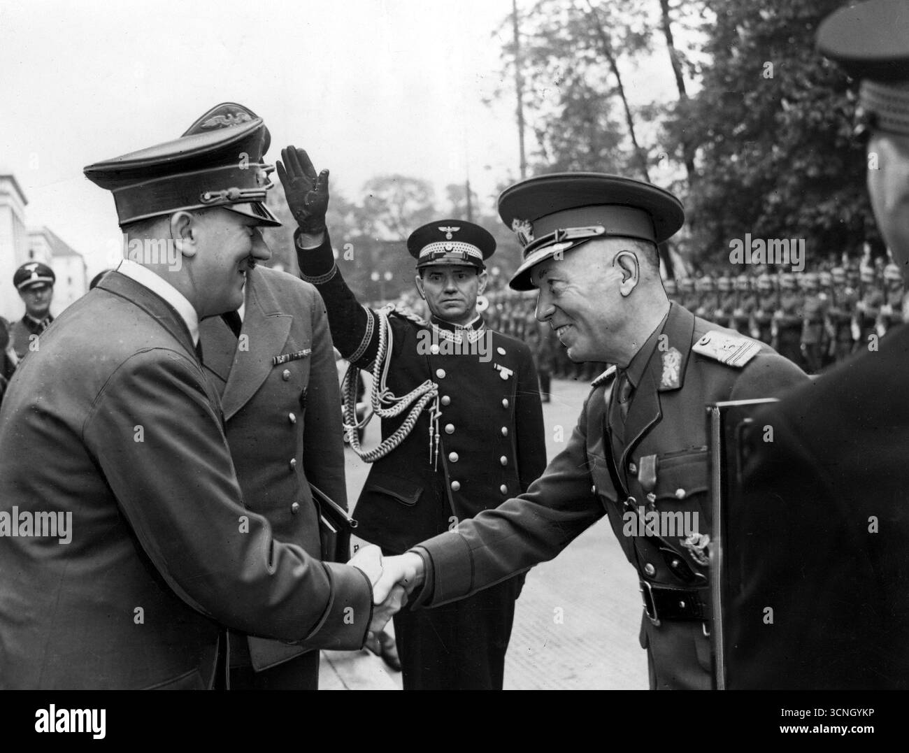 Seconde Guerre mondiale - le leader du troisième Reich Adolf Hitler (à gauche) salue le leader roumain Ion Antonescu (à droite) 1941 - vieille photo de presse retouchée Banque D'Images
