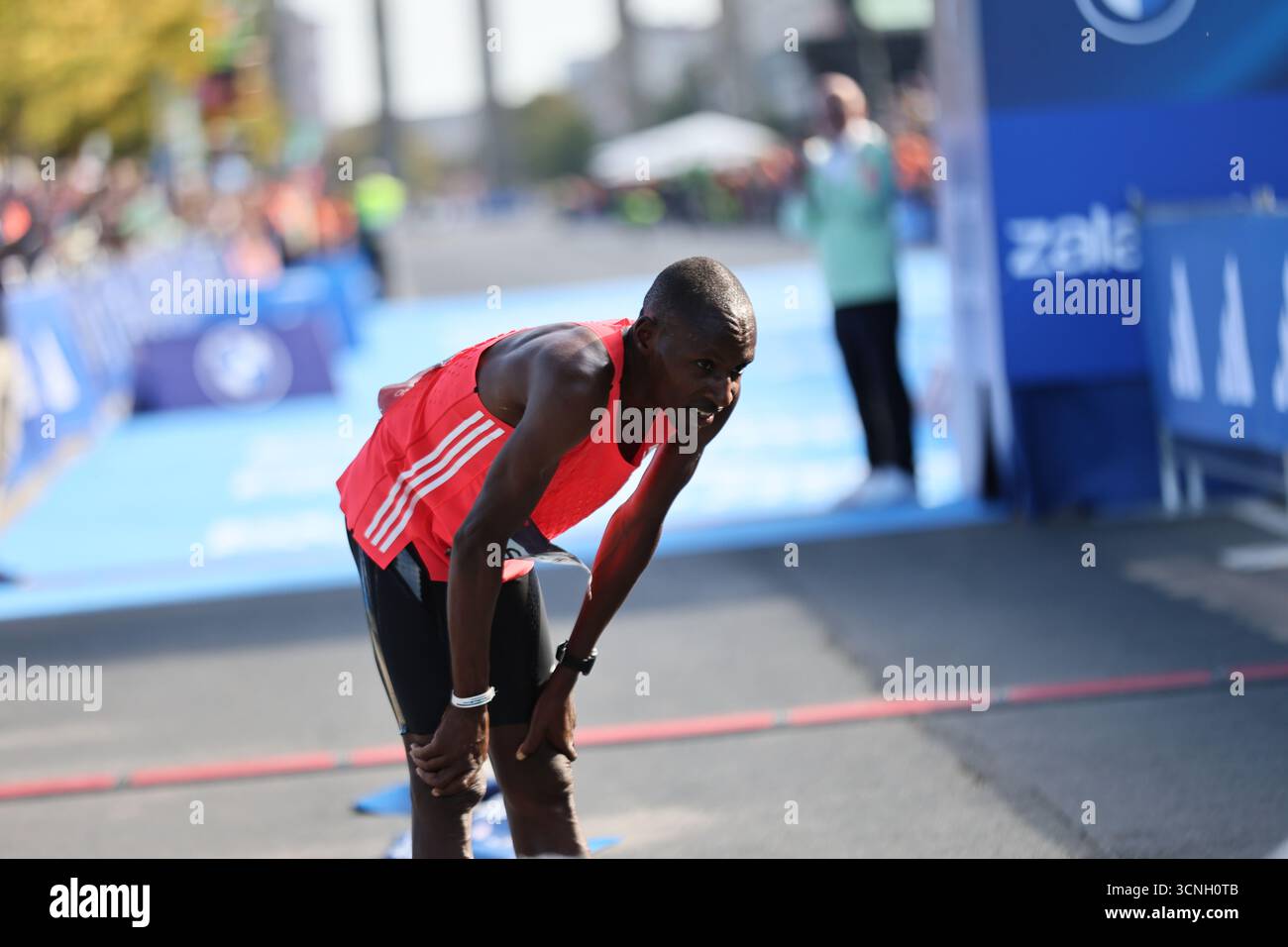 Berlin, Allemagne. 21/09/2025, Berlin, Allemagne, Sabastian Sawe à l'arrivée. Sabastian Sawe du Kenya remporte le 51e BMW Berlin-Marathon en 2 :02 :16 heures de Stunden. La deuxième place est allée à Akira Akasaki du Japon avec 2 :06 :15 heures et la troisième place a été remportée par Chimdessa Debele d'Ethiopie avec 02 :06 :57 heures. Sven Struck / Alamy Life News Banque D'Images